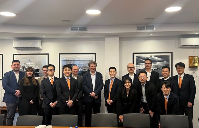 ©AP신문(AP뉴스)/이미지 제공 = 한화오션 ▲한화오션 관계자들이 레몬토바(Remontowa) 조선소를 방문해 다리우스(Dariusz Jaguszewski, 앞줄 왼쪽에서 네 번째) 사장을 비롯한 관계자들과 선종 다각화·친환경 기술 관련 협력 방안 등에 대해 협의했다.