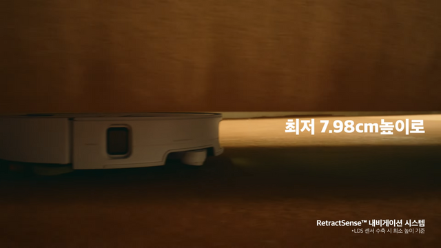 [AP신문 광고평론 No.1227]&nbsp; ​​​​​​​소파 아래의 틈을 지나가는 S9 MaxV. 사진 로보락코리아 유튜브 캡처ⓒAP신문(AP뉴스)