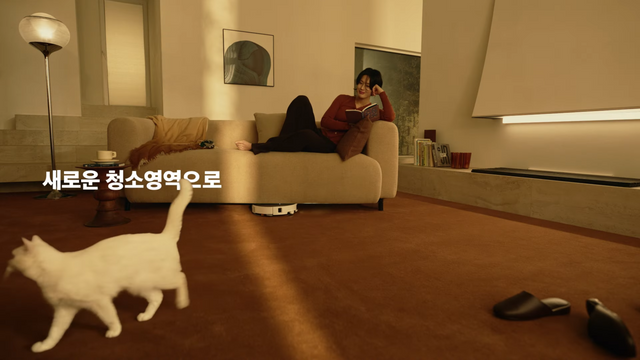 [AP신문 광고평론 No.1227]&nbsp; ​​​​​​​아늑하고 감각적인 디자인의 실내를 배경으로 한다. 사진 로보락코리아 유튜브 캡처ⓒAP신문(AP뉴스)