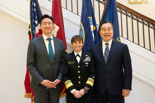 ©AP신문(AP뉴스)/이미지 제공 = HD현대 ▲정기선 HD현대 수석부회장(왼쪽)이 정호섭 전 대한민국 해군참모총장(오른쪽)과 함께 미국 해군사관학교에서 이벳 M. 데이비스 교장과 기념사진을 촬영하고 있다.