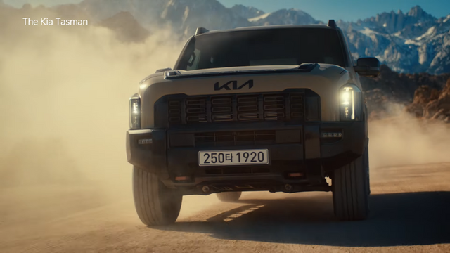 [AP신문 광고평론 No.1253] ​​​​​​​비포장도로를 달리는 타스만. 사진 기아 코리아 유튜브 캡처ⓒAP신문(AP뉴스)