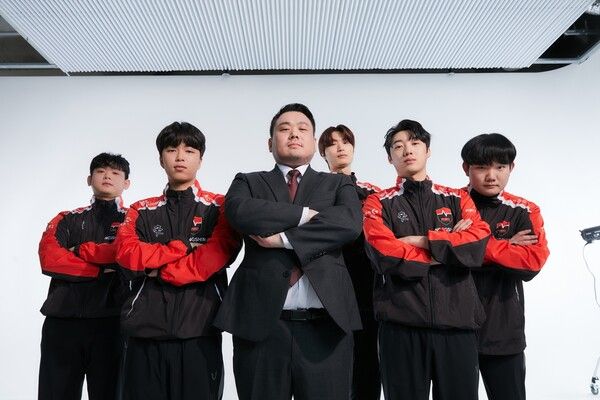 ⓒAP신문(AP뉴스)/이미지 제공 = 농심 레드포스 ▲(왼쪽부터) '티지' 김동현 선수, '독시' 박건훈 선수, '잔치' 윤상훈 감독, '엑지' 김준하 선수, '세이덴' 전민재 코치, '비니' 권순빈 선수