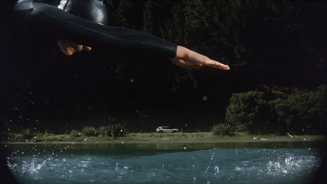 [AP신문 광고평론 No.1256]&nbsp; ​​​​​​​호수에서 다이빙을 시도하는 주인공. 사진 현대자동차 유튜브 캡처ⓒAP신문(AP뉴스)