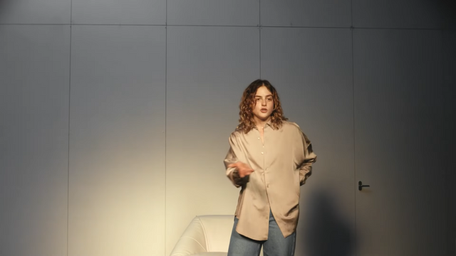 [AP신문 광고평론 No.1256]&nbsp; ​​​​​​​면접관들 앞에서 프레젠테이션 중인 주인공. 사진 현대자동차 유튜브 캡처ⓒAP신문(AP뉴스)