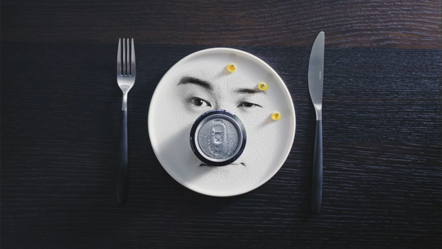 [AP신문 광고평론 No.1257]&nbsp; ​​​​​​​최현석 얼굴이 새겨진 접시 위에 칠성사이다 제로. 사진 롯데칠성 유튜브 캡처ⓒAP신문(AP뉴스)