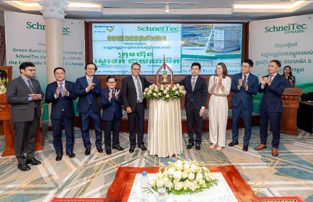 ©AP신문(AP뉴스)/이미지 제공 = 유안타증권 ▲한경태 유안타증권캄보디아 법인장(오른쪽)이 현지 시각으로 지난 11일 열린 캄보디아증권거래소 채권 상장 기념식에 참석해 기념촬영을 하고 있다.