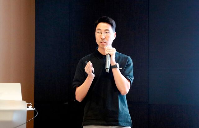 ©AP신문(AP뉴스)/이미지 제공 = 두산로보틱스 ▲두산로보틱스 김민표 대표가 전 임직원들이 모인 타운홀 미팅 자리에서 회사의 방향성과 비전에 대해 공유하고 있다.