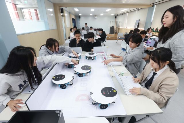 ©AP신문(AP뉴스)/이미지 제공 = ㈜LG ▲LG는 지난 8일 경남 진주 반성중학교에서 '찾아가는 AI 랩'을 진행했다.