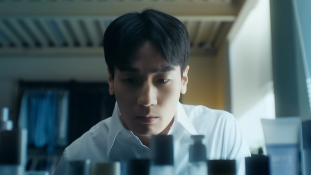 [AP신문 광고평론 No.1258]&nbsp; ​​​​​​​많은 암보험 중 무엇을 선택해야할지 고민하는 주인공. 사진 교보생명 유튜브 캡처ⓒAP신문(AP뉴스)