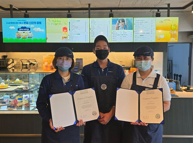 ©AP신문(AP뉴스)/ 이미지 제공 = 이디야커피 ▲&nbsp;다문화가족 ‘나도 바리스타’&nbsp;1기 수료생들이 강사와 함께 기념 촬영을 하고 있다.