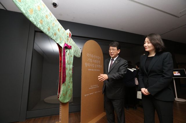 ©AP신문(AP뉴스)/이미지 제공 = LG생활건강 ▲최응천 국가유산청장(왼쪽)과 이홍주 LG생활건강 상무가 17일 서울 국립고궁박물관에서 열린 ‘조선 왕실, 대한제국 황실 국가유산 복제 성과 공개 행사’에서 영친왕비가 입었던 소례복(당의) 복제품을 소개하고 있다.