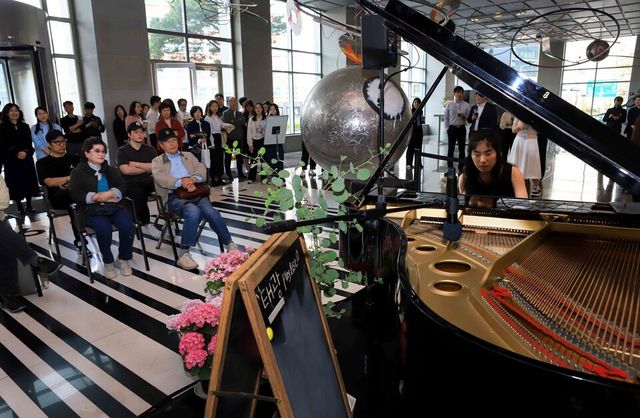 ©AP신문(AP뉴스)/이미지 제공 = 태광그룹 ▲태광그룹이 진행하는 '태광 봄 음악회: 함께 봄, 즐겨 봄' 공연이 17일 서울 광화문 흥국생명빌딩 1층 로비에서 열렸다. 이날 연주자로 나선 유예은 씨가 피아노 공연을 펼치고 있다.