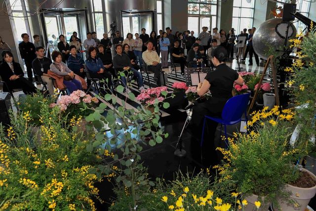 ©AP신문(AP뉴스)/이미지 제공 = 태광그룹 ▲태광그룹이 진행하는 '태광 봄 음악회: 함께 봄, 즐겨 봄' 공연이 17일 서울 광화문 흥국생명빌딩 1층 로비에서 열렸다. 이날 연주자로 나선 원세연 씨가 해금 공연을 펼치고 있다.