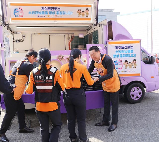 ©AP신문(AP뉴스)/ 이미지 제공 = 하이트진로 ▲&nbsp;지난 16일 전남 목포소방서에서 김인규 하이트진로 대표(오른쪽)가 소방공무원들에게 간식을 직접 전달하고 있다.