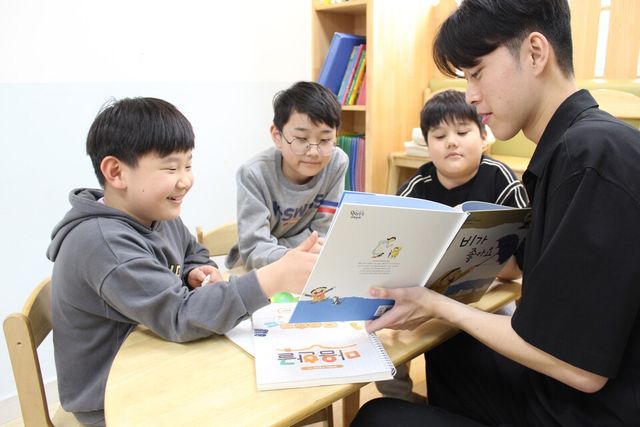 ©AP신문(AP뉴스)/이미지 제공 = 현대해상화재보험 ▲대학생 멘토 ‘글샘’이 ‘안산시다함께돌봄센터 선부가치키움터’에서 아이들에게 동화책을 읽어주고 있다.