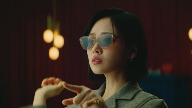 [AP신문 광고평론 No.1259]&nbsp; ​​​​​​​롯데백화점에서 쇼핑 중인 비비. 사진 롯데카드 유튜브 캡처ⓒAP신문(AP뉴스)