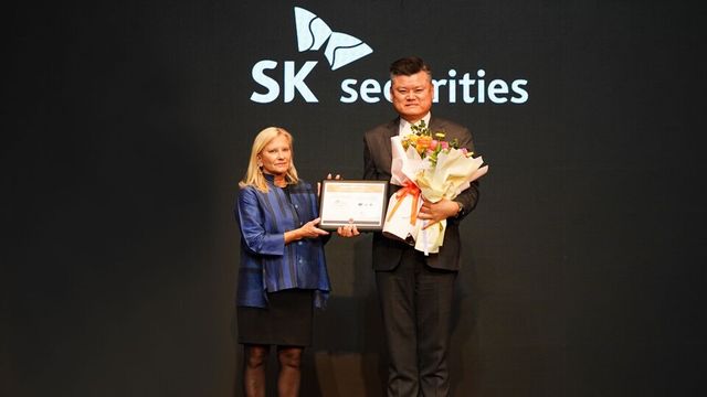 ©AP신문(AP뉴스)/이미지 제공 = SK증권 ▲SK증권이 ‘제16회 대한민국 국가브랜드 대상’ 시상식에서 ESG 경영(책임경영) 부문 국가브랜드경쟁력지수(NCI) 1위를 차지하며 3년 연속 수상의 영예를 안았다.