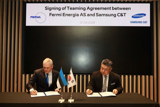 ©AP신문(AP뉴스)/이미지 제공 = 삼성물산 ▲지난 1일 서울 중구 서울스퀘어 내 에스토니아 비즈니스 허브에서 열린 ‘에너지 미션 컨퍼런스’에서 칼레브 칼레멧 페르미 에네르기아 CEO(최고경영자, 왼쪽)와 김정은 삼성물산 건설부문 원전영업팀장(상무, 오른쪽)이 현지 SMR 개발 협력을 위한 업무협약(Teaming Agreement)을 체결하고 있다.