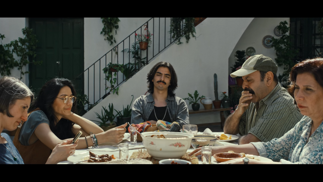 [AP신문 광고평론 No.1261]&nbsp; ​​​​​​​지루한 가족 식사 자리. 사진 LePub&nbsp;유튜브 캡처ⓒAP신문(AP뉴스)