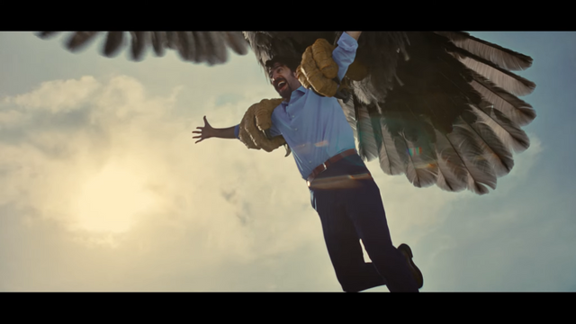 [AP신문 광고평론 No.1261]&nbsp; ​​​​​​​독수리에게 잡혀 날아가는 사람. 사진 LePub&nbsp;유튜브 캡처ⓒAP신문(AP뉴스)