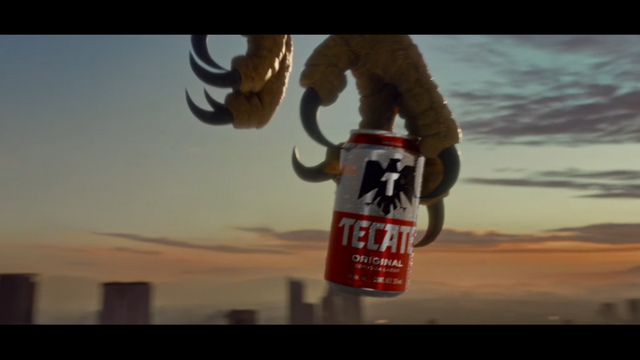 [AP신문 광고평론 No.1261]&nbsp; ​​​​​​​독수리가 맥주를 집어가고 있다. 사진 LePub&nbsp;유튜브 캡처ⓒAP신문(AP뉴스)