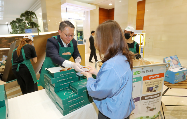 ©AP신문(AP뉴스)/이미지 제공 = 우리은행 ▲정진완 우리은행장이 ‘제55회 지구의 날’을 맞아 실시한 임직원 자원순환 캠페인 ‘Smart Fun(전자기기 자원순환 쉽게, 안전하게, 즐겁게!)’에서 참여한 임직원에 소정의 사은품을 전달하고 있다.