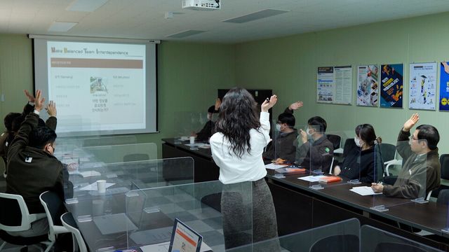 ©AP신문(AP뉴스)/이미지 제공 = ㈜한화 건설부문 ▲㈜한화 건설부문은 사내 심리상담실 ‘라포레나(RAPPORENA)’ 프로그램을 통해 임직원의 정신건강 증진과 건강한 조직문화 조성에 나서고 있다.