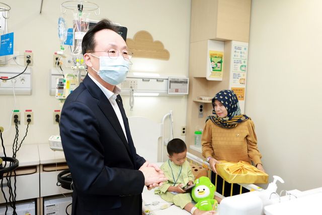 ©AP신문(AP뉴스)/이미지 제공 = KB국민은행 ▲이환주 KB국민은행장이 23일 수술 후 회복 중인 어린이들을 방문해&nbsp;따뜻한 선물과 함께 진심 어린 응원의 메시지를 전했다.