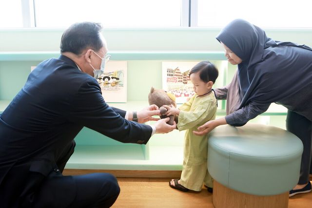 ©AP신문(AP뉴스)/이미지 제공 = KB국민은행 ▲이환주 KB국민은행장이 23일 수술 후 회복 중인 어린이들을 방문해&nbsp;따뜻한 선물과 함께 진심 어린 응원의 메시지를 전했다.