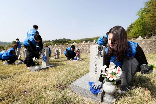 ©AP신문(AP뉴스)/이미지 제공 = ㈜한진 ▲한진은 24일 맹호부대(현 수도기계화보병사단) 전몰장병을 위한 봉사활동을 진행했다.