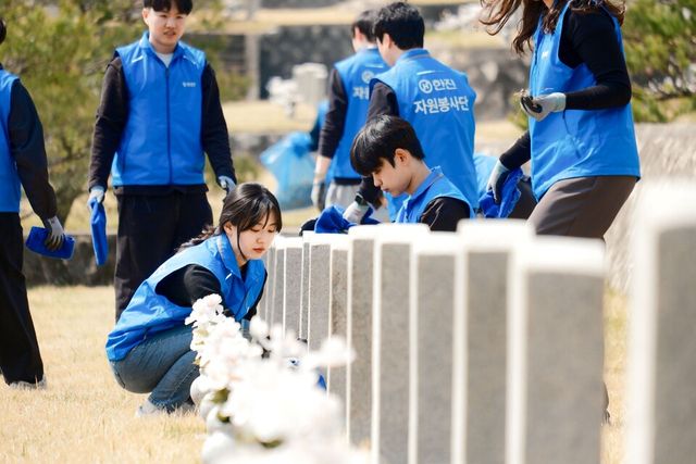 ©AP신문(AP뉴스)/이미지 제공 = ㈜한진 ▲한진은 24일 맹호부대(현 수도기계화보병사단) 전몰장병을 위한 봉사활동을 진행했다.
