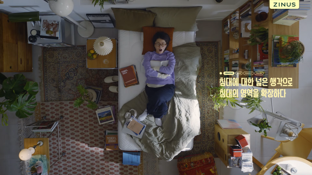 [AP신문 광고평론 No.1266]&nbsp;침대를 가운데에 배치한 부감샷을 위주로 구성했다. 사진 지누스 유튜브 캡처ⓒAP신문(AP뉴스)