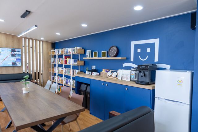 ©AP신문(AP뉴스)/이미지 제공 = 롯데지주 ▲롯데는 지난해 11월 계룡대 공군부대에 장병들을 위한 청춘책방을 개관했다.