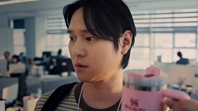 .[AP신문 광고평론 No.1251]&nbsp; 새로 산 텀블러를 들고 출근한 고경표. 사진 네이버 유튜브 캡처ⓒAP신문(AP뉴스)