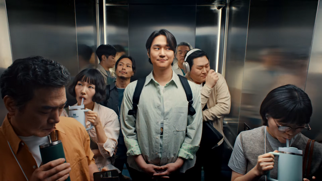 [AP신문 광고평론 No.1251]&nbsp; ​​​​​​​배송 올 텀블러를 생각하며 웃고있는 고경표. 사진 네이버 유튜브 캡처ⓒAP신문(AP뉴스)