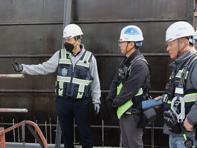 ©AP신문(AP뉴스)/이미지 제공 = 동부건설 ▲동부건설 윤진오 대표이사(좌측)가 현장 안전점검을 실시하고 있다.