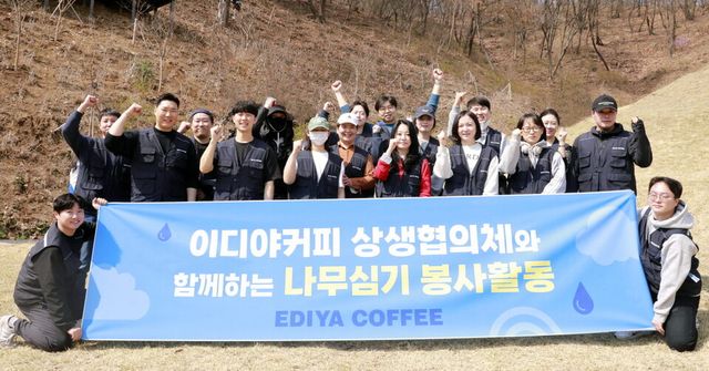 ©AP신문(AP뉴스)/ 이미지 제공 = 이디야커피 ▲&nbsp;지난&nbsp;4일 서울시 동작구 까치산공원에서 나무 심기 행사에서 이디야커피 임직원 및 가맹점주들이 기념 촬영을 하고 있다.