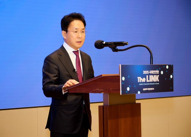 ©AP신문(AP뉴스)/이미지 제공 = 삼성화재 ▲삼성화재 이문화 사장이 환영사를 통해 '사회안전망 강화를 위한 전문가들간 협력의 필요성'을 강조하고 있다.