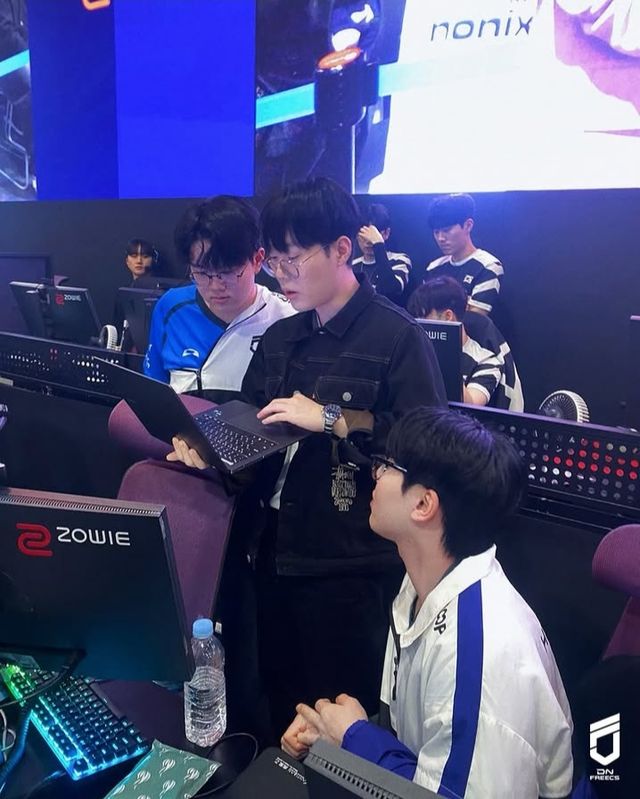 ©AP신문(AP뉴스)/이미지 제공 = DN 프릭스 ▲디엔 프릭스 '플리케' 김성민 감독이 지난 4월 5일&nbsp;서울 잠실 DN 콜로세움에서 열린 'PWS 2025' 페이즈 1 파이널 경기에서 '살루트' 우제현 선수, '헤븐' 김태성 선수와 작전에 대해 이야기 나누고 있다.