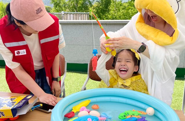 ©AP신문(AP뉴스)/이미지 제공 = LG전자 ▲LG전자 임직원으로 구성된 '라이프스굿 봉사단'이 지난 4월 30일 서울 강동구에 위치한 암사재활원을 찾아 장애 아동·청소년들과 다양한 체험 활동을 함께 하며 행복한 시간을 보냈다.