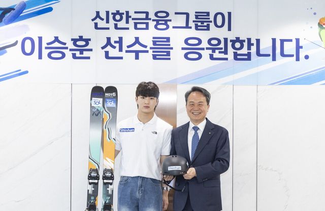 ©AP신문(AP뉴스)/이미지 제공 = 신한금융지주 ▲진옥동 신한금융그룹 회장(오른쪽)과 이승훈 선수가 지난 4월 30일 서울시 중구 신한금융 본사에서 열린 후원 협약식에 참석해 기념촬영을 하고 있다.