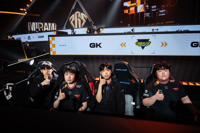 ©AP신문(AP뉴스)/이미지 제공 = 크래프톤 ▲T1 선수들이 12일 중국&nbsp;상하이 VSPO 스튜디오에서 펼쳐진 'PGS 8' 그룹 스테이지 데이 1 경기에서 매치 5 치킨 획득 후 기념촬영을 하고 있다. 사진 왼쪽부터 '헤더' 차지훈, '이엔드' 노태영, '레이닝' 김종명, '타입' 이진우 선수.