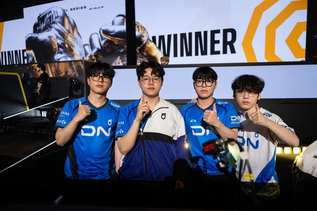 ©AP신문(AP뉴스)/이미지 제공 = 크래프톤 ▲DN 프릭스 선수들이 17일&nbsp;중국 상하이 VSPO 스튜디오에서 펼쳐진 ‘PGS 8’ 파이널 스테이지 데이 2에서 매치 9 치킨 획득 후 기념촬영을 하고 있다. (왼쪽부터) '디엘' 김진현, '살루트' 우제현, '헤븐' 김태성, '규민' 심규민 선수.