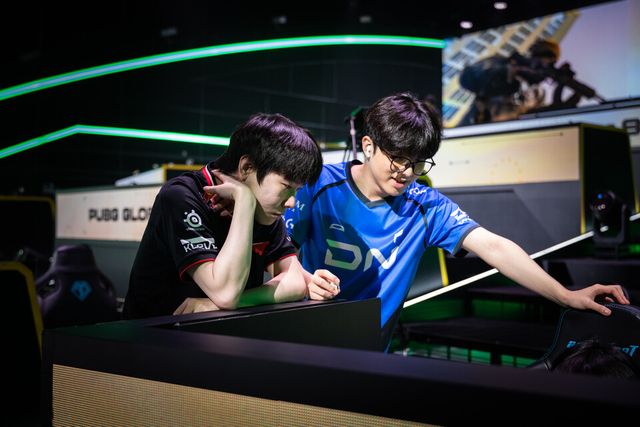 ©AP신문(AP뉴스)/이미지 제공 = 크래프톤 ▲T1 '이엔드' 노태영 선수와 DN 프릭스 '디엘' 김진현 선수가 17일&nbsp;중국 상하이 VSPO 스튜디오에서 펼쳐진 ‘PGS 8’ 파이널 스테이지 데이 2 경기에 앞서 이야기를 나누고 있다.