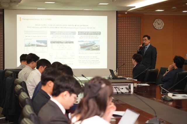 ©AP신문(AP뉴스)/이미지 제공 = SK오션플랜트 ▲이승철 SK오션플랜트 대표이사가 16일 서울 여의도 미래에셋증권에서 ‘SK오션플랜트 CEO Analyst Communication Day(기업설명회)’에서 사업계획에 대해 설명하고 있다.