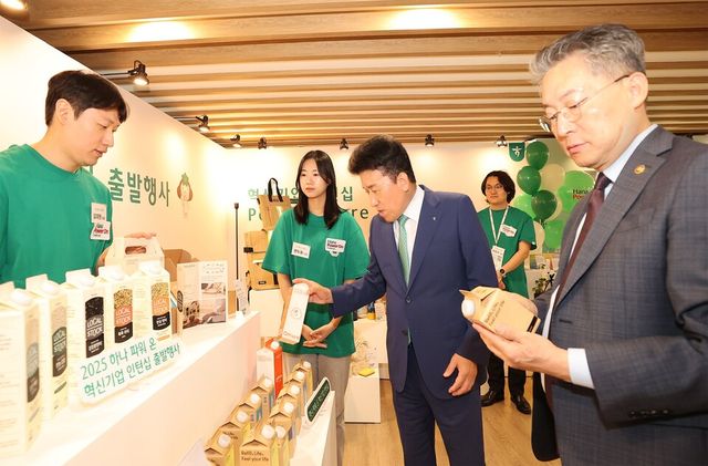 ©AP신문(AP뉴스)/이미지 제공 = 하나금융지주 ▲함영주 하나금융그룹 회장(왼쪽에서 세 번째), 김민석 고용노동부 차관(오른쪽)이 16일 하나금융그룹 명동사옥에서 열린 '2025 하나 파워 온 혁신기업 인턴십’ 출발행사에 참석해 행사장에 마련된 사회혁신기업 전시 부스를 방문하며 참가 기업 소개와 제품에 대한 설명을 듣고 있다.
