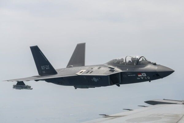 ©AP신문(AP뉴스)/이미지 제공 = 한국항공우주산업 ▲KF-21 보라매에 탑승한 알누아이미 UAE AWC사령관의 모습.