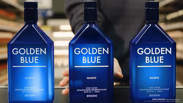 [AP신문 광고평론 No.1278]&nbsp; ​​​​​​​파란색 제품 패키지를 강조한다. 사진 골든블루 유튜브 캡처ⓒAP신문(AP뉴스)