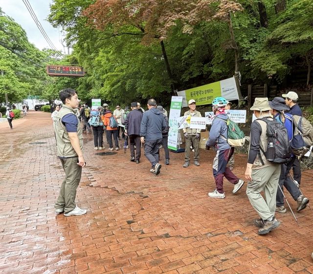 ©AP신문(AP뉴스)/이미지 제공 = 동국제약 ▲동국제약은 지난 17일 서울 도봉산 등산로 입구에서 ‘제28회 국립공원 산행안전 캠페인’을 진행했다.