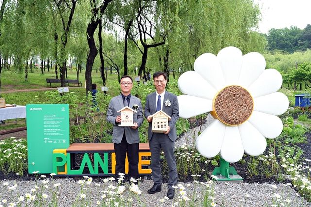 ©AP신문(AP뉴스)/이미지 제공 = 현대엔지니어링 ▲현대엔지니어링 엄홍석 커뮤니케이션실장(좌)과 서울시 정원도시국 이수연 국장(우)이 지난 5월 20일 ‘세계 벌의 날’을 맞아 서울 강북구 북서울꿈의숲에서 진행된 ‘꿀벌 서식지’ 개장식 행사 이후, 포토존에서 기념촬영을 하고 있다.